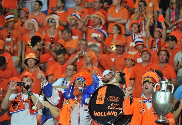 CĐV Hà Lan cuồng nhiệt trên khán đài sân Metalist, nơi Hà Lan đá với Đức.